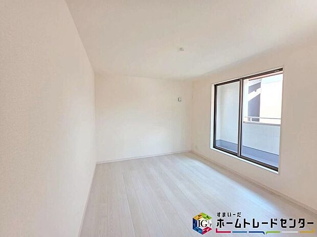【リビング以外の居室】開放的なバルコニー直結のお部屋♪南向きのお部屋なのでお日様の光をたっぷり取り込んで目覚めのいい朝を迎えられること間違いなし♪