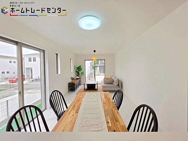 【リビング】ママの目線でデザインされた住まいは、水回りの導線や豊富な収納など魅力がたくさん♪間取りが変わるだけで暮らしが変わる、子育て目線の家事導線を配慮した家づくりです♪