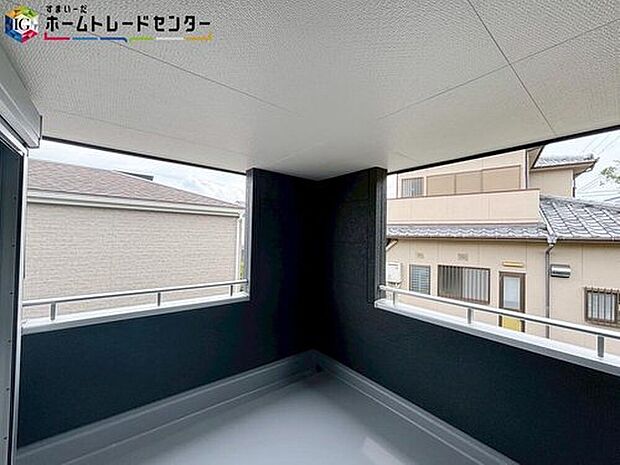 【バルコニー】広々としたバルコニーならシーツなど大きな洗濯物もらくらく干せます。観葉植物を置いたり、料理に使えるハーブを育てたり、ガーデンニングを楽しむスペースも十分。

