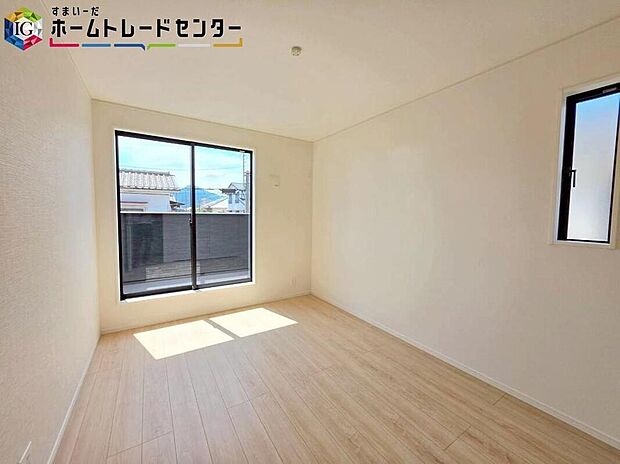 【【居室】】2面採光を確保した明るい室内は穏やかな時間が流れます♪風通しも良く、大変居心地の良い空間となっております！爽やかな風を感じて起きる朝は、快適生活の始まりに！