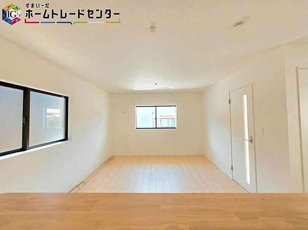 【【キッチン】】対面式キッチンからは、リビングにいるご家族の様子が一目で分かります。小さいお子様がいても安心です。