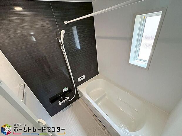 【浴室】足を伸ばせるゆったりサイズのお風呂が、頑張った1日の疲れを癒してくれます♪また、大きな窓設置した為たっぷりの陽射しを取り込むことが出来、換気も良好です♪
