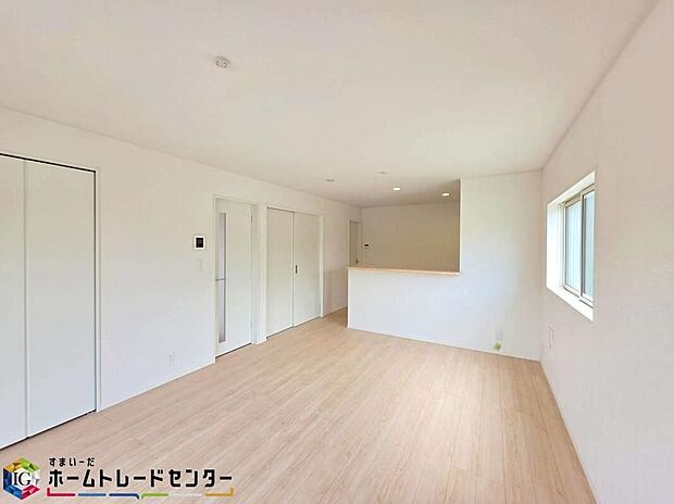 【リビング】作業台上部の収納スペースを取りのぞいたことにより、開放感のある対面キッチンを実現！夫婦そろってキッチンに立っても調理がしやすくゆとりのある広さです。家事をしながら会話も弾みますね