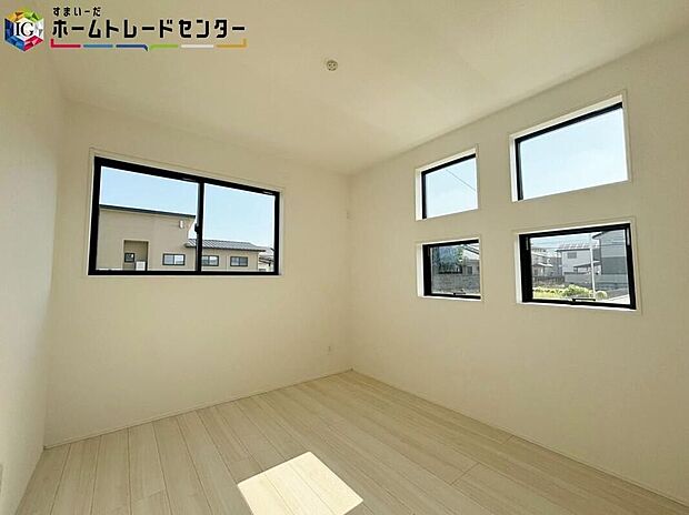 【【リビング以外の居室】】2面採光を確保した明るい室内は、風通しも良く、大変居心地の良い空間となっております。爽やかな風を感じて起きる朝は、快適生活の始まりに!