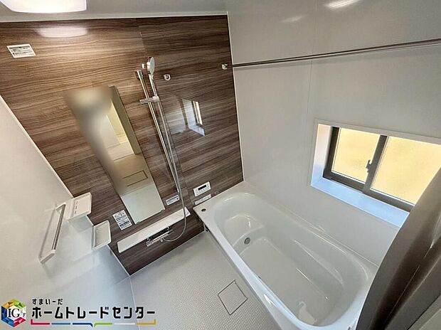 【【浴室】】毎日の疲れを癒す浴室は1坪タイプです。足を伸ばしてゆっくりとくつろげます。窓付きのバスルームは、明るく換気環境も良好。日中の入浴も気持ちよくお使い頂けそうです。