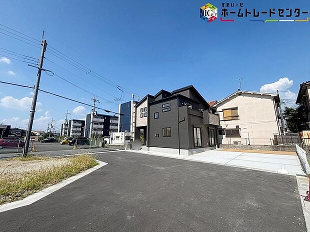 【【前面道路含む現地写真】】一戸建ての大きなメリットは、「自分の土地」を自由に使えること。好きなペットが飼えるほか、ガーデニングやＤＩＹ、車やバイクの手入れなど様々な趣味を楽しめます♪