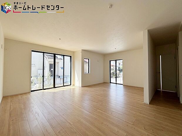 【リビング】大きな窓のあるリビングは、陽光あふれる明るい空間です♪居心地良く、ご家族皆がゆったり寛げる憩いの空間となりそうです♪