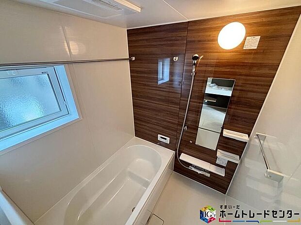 【【浴室】】1日の疲れた体を癒せるシステムバス♪窓もあるので湿気もこもりません!浴室は乾きやすく、滑りにくい速乾床を採用。お子様とのお風呂タイムも安心です♪