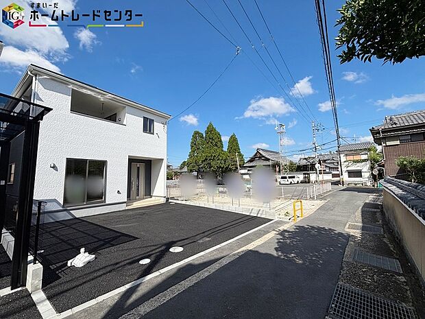 【前面道路含む現地写真】通りより少し奥へ入っておりますので、プライベート空間を確保できる敷地延長の土地♪周辺に高い建物が無く、空が広く大きく感じられます♪