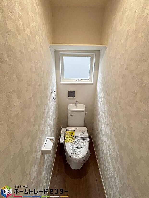 【【トイレ】】1、2階共に窓付きのトイレスペース。採光もあり明るく、快適空間となっております。毎日使う場所だからこその配慮です。