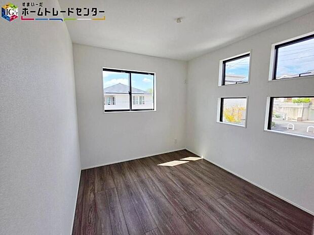 【【居室】】穏やかな光が差し込む室内には、穏やかな時間が流れます。休日には、落ち着いた空間で自分の趣味を楽しむのはいかがですか。