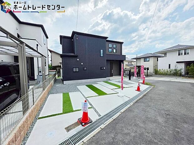 【【現地外観写真】】一戸建ての大きなメリットは、「自分の土地」を自由に使えること。好きなペットとの暮らし、ガーデニングやＤＩＹ、車やバイクの手入れなど様々な趣味を楽しめます♪