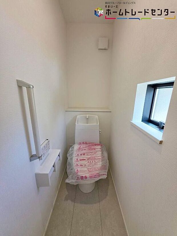 【トイレ】1、2階共に窓付きのトイレスペース。採光もあり明るく、快適空間となっております。冬場のヒヤッとを防げる温水洗浄便座♪寒い日でも快適に過ごせます。毎日使う場所だからこその配慮です♪