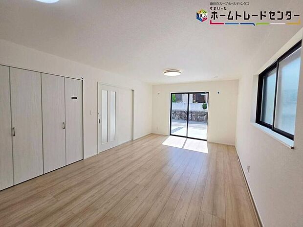 【リビング以外の居室】明るく開放感のあるリビング。対面式キッチンは、いつでもご家族を感じられる空間作りの重要ポイントになりそうです。