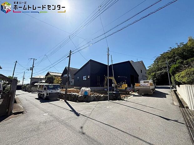 【前面道路含む現地写真】ご家族1人1人が部屋を持てるため、年頃のお子様がいるご家庭もプライバシーを確保することができます。