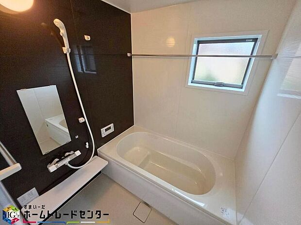 【【浴室】】毎日の疲れを癒す浴室は1坪タイプです。足を伸ばしてゆっくりとくつろげます。窓付きのバスルームは、明るく換気環境も良好。日中の入浴も気持ちよくお使い頂けそうです。