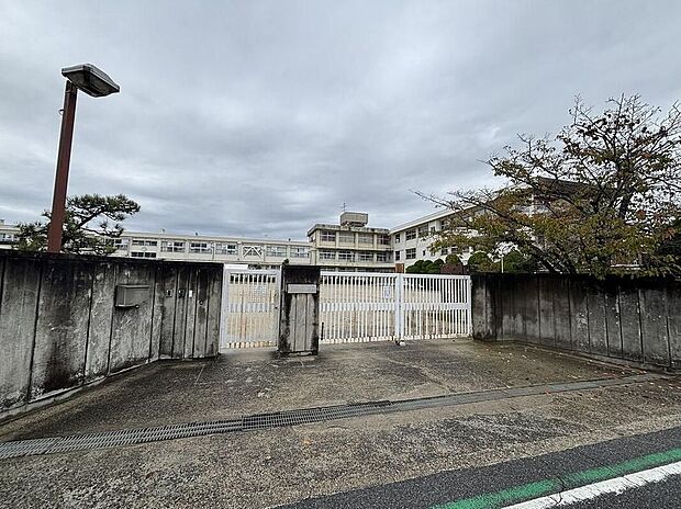 香芝市立志都美小学校(約700m)