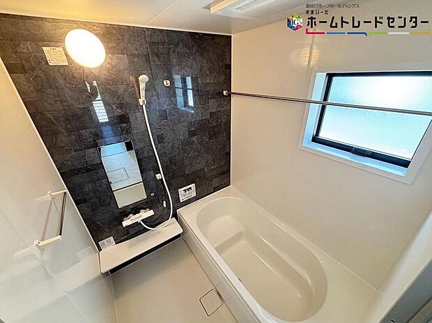 【【浴室】】毎日の疲れを癒す浴室は１坪タイプです。足を伸ばしてゆっくりとくつろげます。窓付きのバスルームは、明るく換気環境も良好。日中の入浴も気持ちよくお使い頂けそうです。