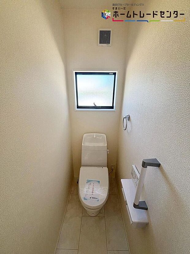 【【トイレ】】窓付きのトイレスペース。採光もあり明るく、快適空間となっております。毎日使う場所だからこその配慮です。