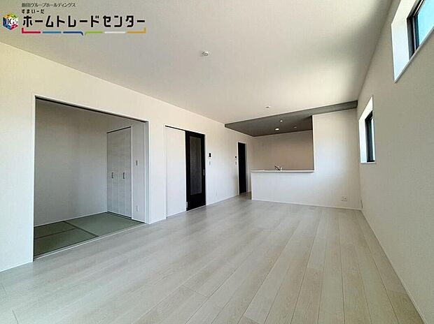 【【リビング】】採光良好なリビングは、ご家族の憩いの空間。居心地の良い快適な安らぎの場所にもなりそうです。