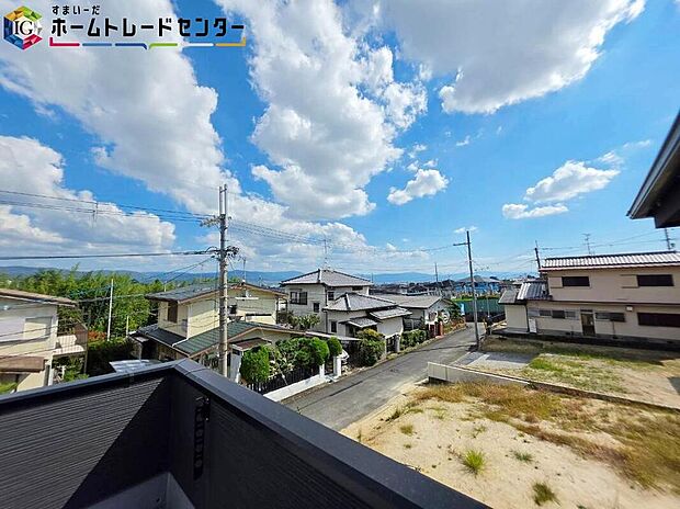 【住戸からの眺望写真】開放感いっぱいの眺望と共に光と風を享受するバルコニー。緑豊かな景観を眺めることができます。