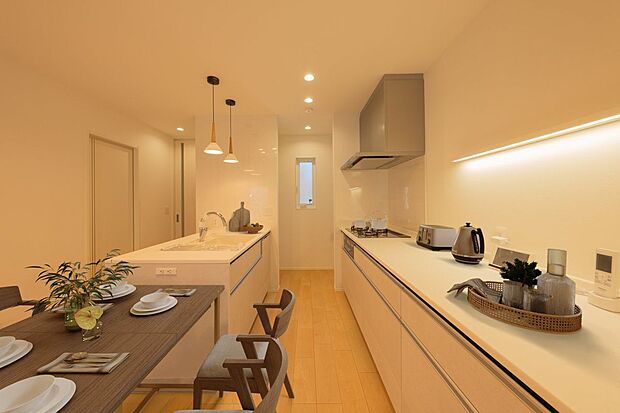 ■12号地キッチンシンクとコンロを対面に設置したキッチンは、複数人での調理にもおすすめです。ご家族で食事を作ったり、パーティをしたり、様々な楽しみ方ができそうです。※CG合成で家具を設置