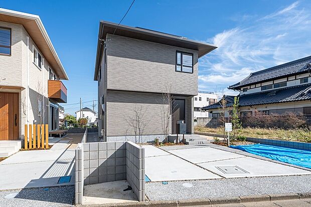 ■4号地現地外観いつまでも飽きのこない、愛着を感じる家となるよう、均整の取れたシルエットと、自然な色合いのデザインを施しています。3台駐車可能です(車種による)