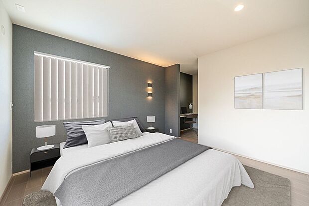 ■4号地主寝室約9.1帖（ワークスペース含む）の主寝室は、ベッドを2台並べてもゆとりのある広さです。ダークグレーのアクセントクロスに、柔らかい間接照明が素敵な空間です。※CG合成にて家具を設置