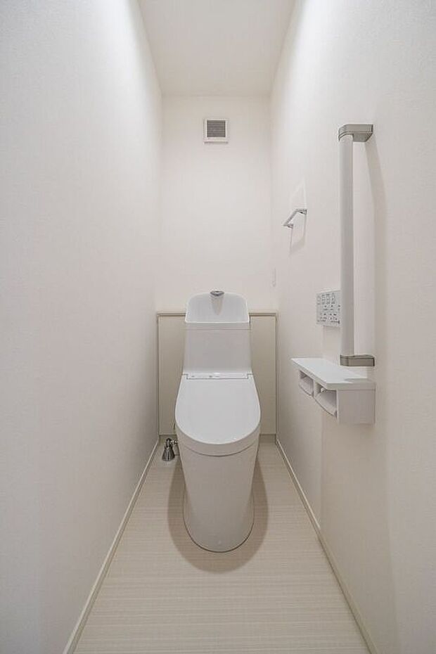 【トイレ】■3号地2階トイレ　トイレはリモコンで操作可能です。トイレ本体に直接触れる必要がなく、衛生的です。手すり付きで、立ち上がるときも安心です。