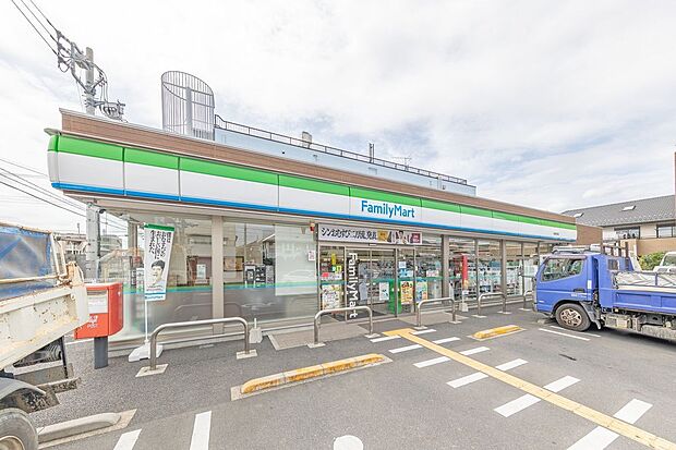 ファミリーマート鴻巣加美店（約900m）