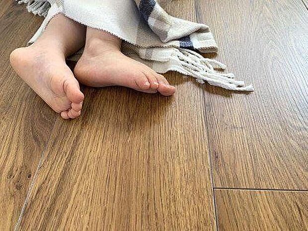 【発電・温水設備】■床暖房寒い季節でも足元から温かさを感じられ、快適に過ごせます。エアコンよりも静かで、乾燥しにくく、健康にも優しいのが特徴です。また、部屋全体が均一に暖まるため、ムラなく暖かさが広がります。