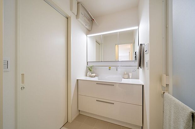 ■１号地洗面清潔感のある白を基調とした洗面台です。鏡裏収納と引き出し収納があり、日用品やスキンケア用品もスッキリと収納できます。