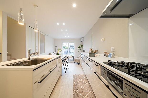 ■1号地キッチンインテリアに馴染む、白のキッチンを採用しました。お料理の配膳や片付けがしやすい配置で、家族みんなが自然とお手伝いできる間取りです。