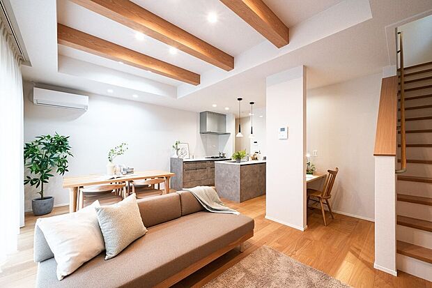 【リビング】■4号地リビングLDKに設けたみんなで集えるワークスペースは、作業中の資料などをそのままにできる継続性もメリットです。親子で宿題・家事を一緒にできる空間にもなります。