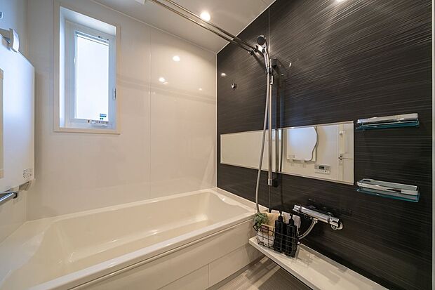 ■8号地バスグレーのアクセントパネルが上質で落ち着いた空間を演出する浴室。乾きやすく掃除が簡単な「ほっカラリ床」を採用し、快適性と清潔さを兼ね備えた心地よい浴室です。