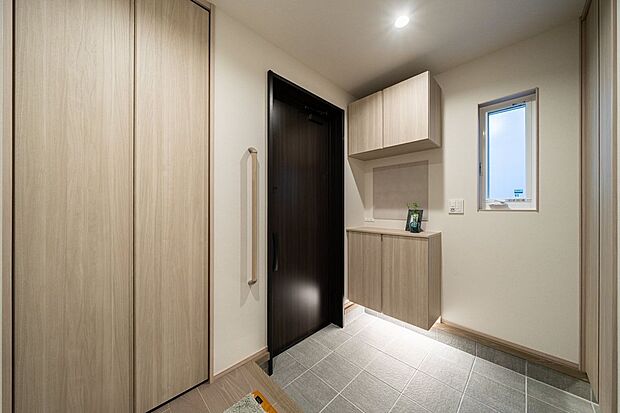 【室内】8号地の玄関には土間クロークがあります。アウトドア用品やベビーカー、シーズンオフの靴などの収納場所としてご活用いただけます。