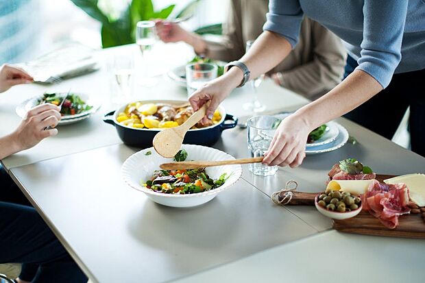 【みんたべ】食事はもちろん、調理から片付けまで家族でシェアできるキッチンを目指しました。【みんいく】LDKのワークスペースなど、お互いに存在を感じながら作業できる空間をつくりました。