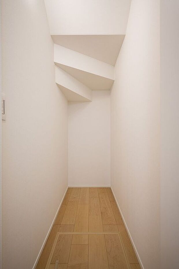 【収納】■1号棟　階段下収納