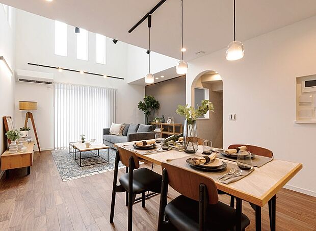 【Point 3 ここちよさが、ずっと続く住まい。】木造建築のプロとして、住まいと長く向き合いながら、心地よさと安心が続く暮らしを大切にしています。定期的な点検と独自のメンテナンス体制で住まいの状態を丁寧に見守り、時を重ねても変わらない快適さと安全性を支えます。心地よく、美しく暮らせる時間が、これから先も続いていく住まいです。