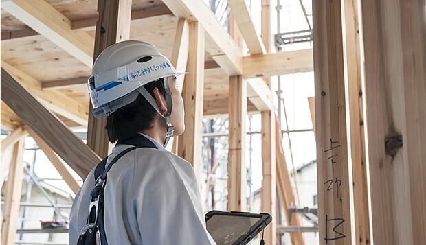 【自社施工基準書に基づいた厳格な施工と徹底した品質管理】長年にわたって木造建築に携わり、匠の技を受け継いできた 細田工務店の基本となっているのが「直営責任施工」です。細田工務店の工事監督者と、当社基準を熟知した専属施工会社による体制で、厳格かつ精度の高い施工を行っています。丁寧につくりあげる細田工務店の建物は、第三者機関による検査（確認検査機関による検査、登録住宅性能評価機関による検査）により中立的な評価を受けています。また、社内検査では工事監督者のみならず、設計工事監理者も基礎から竣工までの重要な箇所を検査し、報告書を提出いたします。