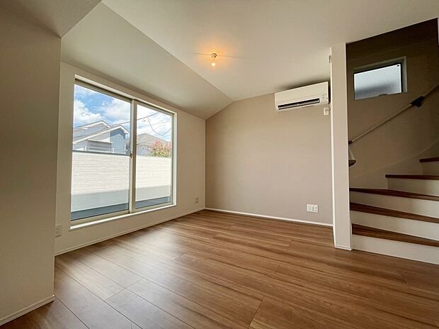 LDK 約13.8帖
採光のとれる窓を採用