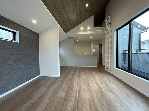 【LDK/1号棟】
吹抜けを設けた開放感のあるLDK空間です。
※2025年12月20日 撮影