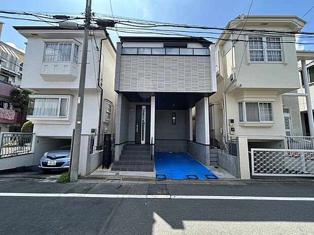 ビルトインガレージ付きです。