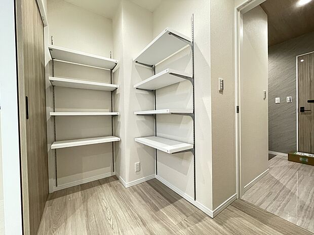 【【パントリー/1号棟】】・大容量パントリ―設置
・3方向アクセスで機能性◎♪