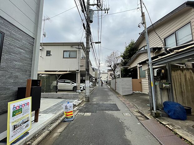 【【前面道路】】車通りも少なく、歩行者も安心してご通行いｔだける道路です。
