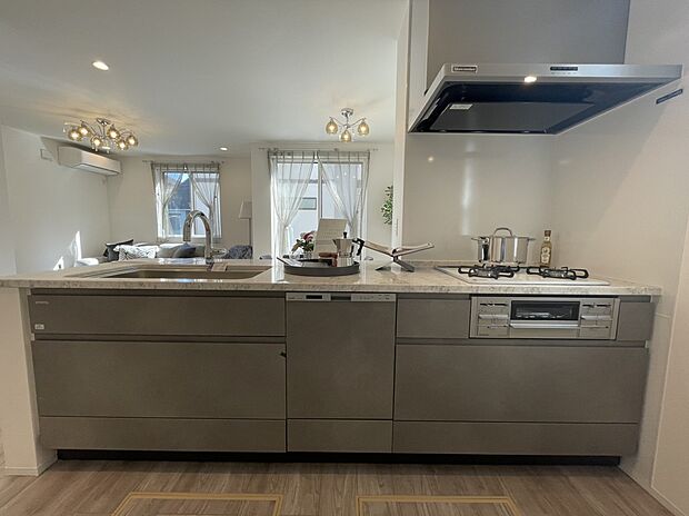 【キッチン】フィオレストーンカウンターキッチン、ガラストップコンロ、食洗機タッチレス浄水器一体型キッチン水栓