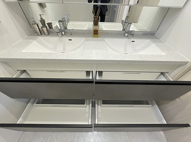 【洗面2ボウル】忙しい朝の身支度もご家族と一緒にスムーズにできます。