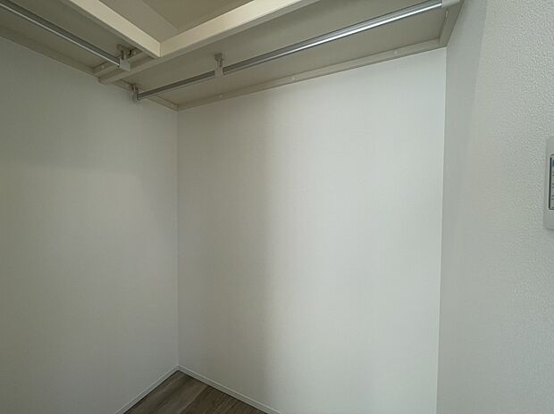 【ウォークインクローゼット】主寝室には季節物の収納などにも便利な大容量のウォークインクローゼット付き