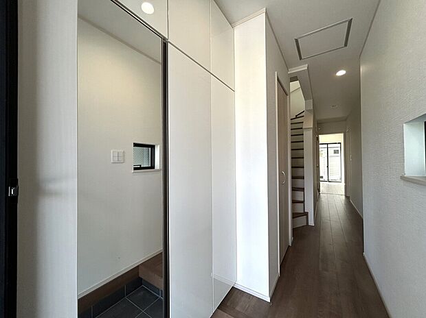 【【玄関】】玄関にはゆとりのあるトールタイプのシューズボックスがあります。