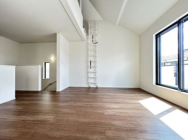 【【LDK】】南向きの掃き出し窓から明るい日差しが降り注ぐLDK空間です。